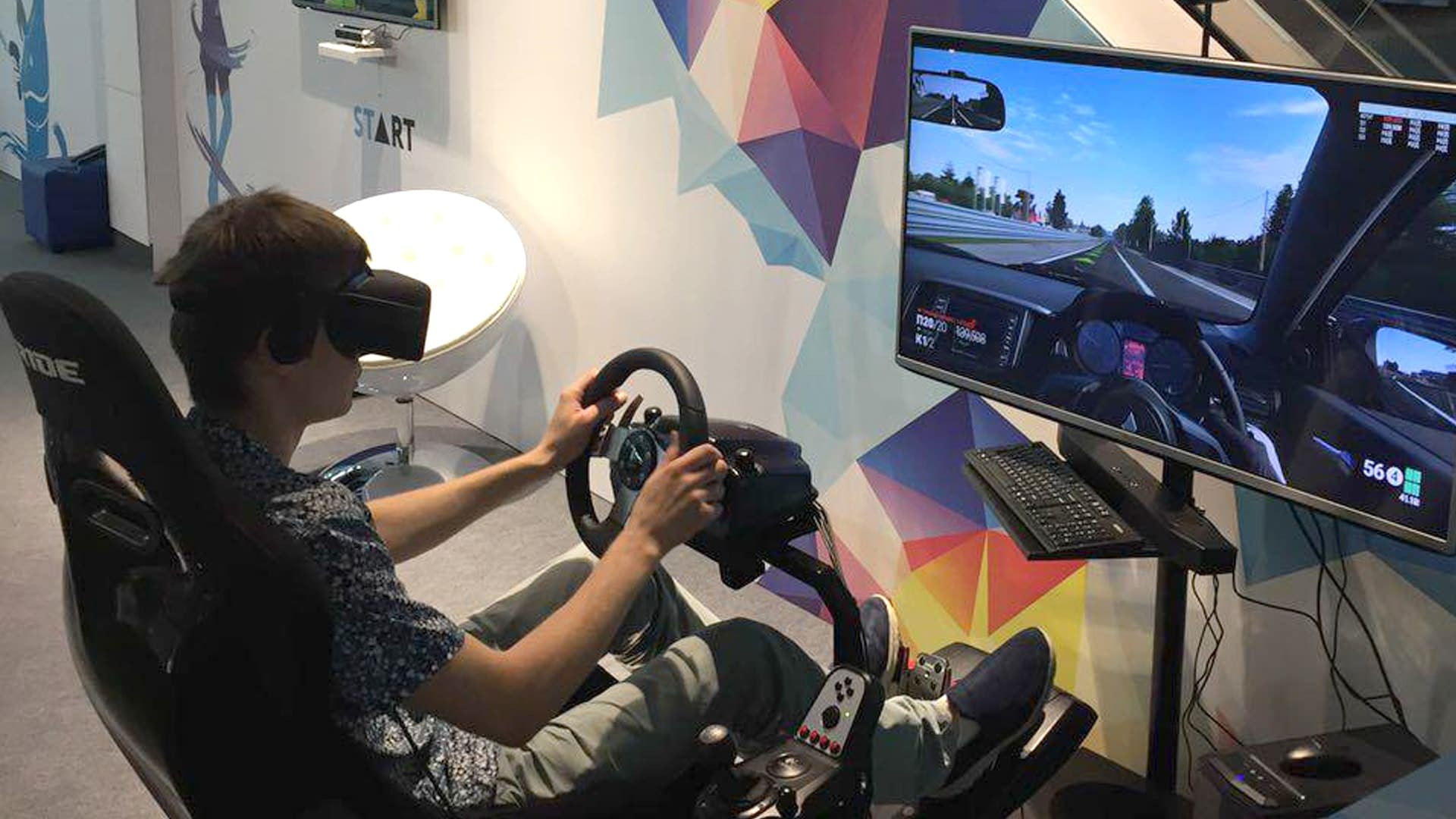 Виртуальная реальность развлечение. VR аттракцион автосимулятор. Автосимулятор кресло VR. VR аттракцион Окулус 2. Кабина виртуальной реальности.